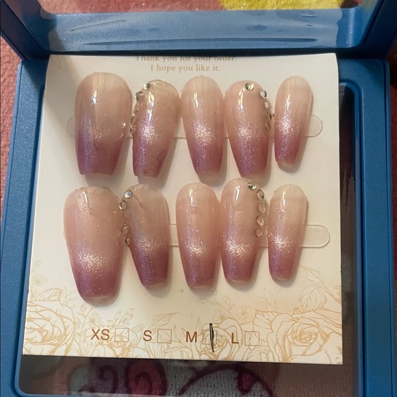 Press on nail - Picture 1 of 1